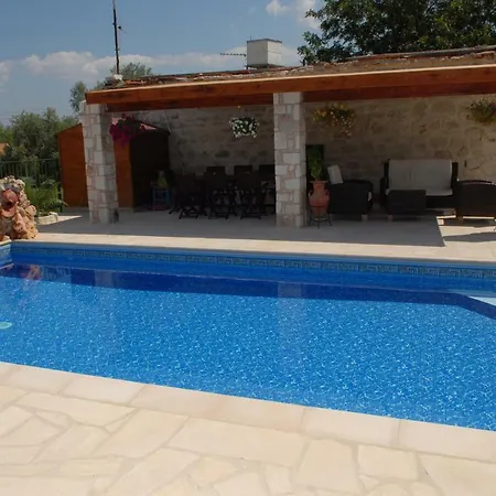 Rania Villa Sztrumbí